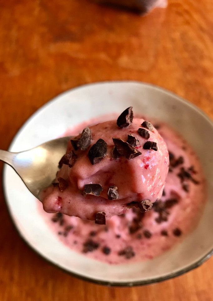 Una foto de Bowl de Helado de plátano y frutillas con nibs de cacao