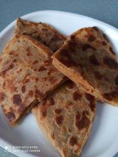 આલુ પરાઠા(aloo paratha recipe in Gujarati) રેસીપી મુખ્ય ફોટો