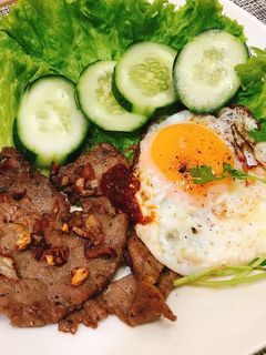 Hình của món Bò bít tết ốp la.