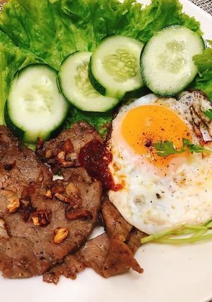 Hình của món Bò bít tết ốp la.