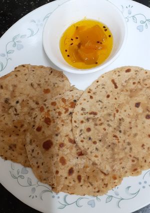 A picture of Kashmiri Rotis.