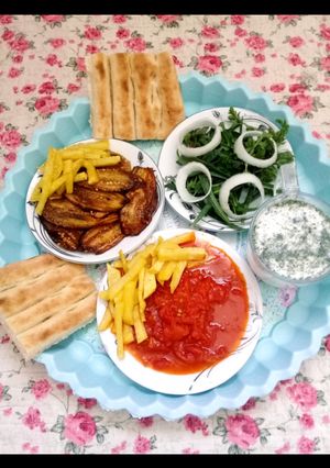 عکسی از دستور گوجه بادمجان و سیب زمینی سرخ کرده🍅🍟