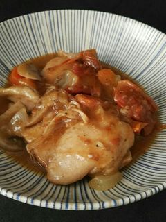 Una foto de Contramuslos de pollo guisados en salsa