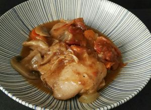 Una foto de Contramuslos de pollo guisados en salsa