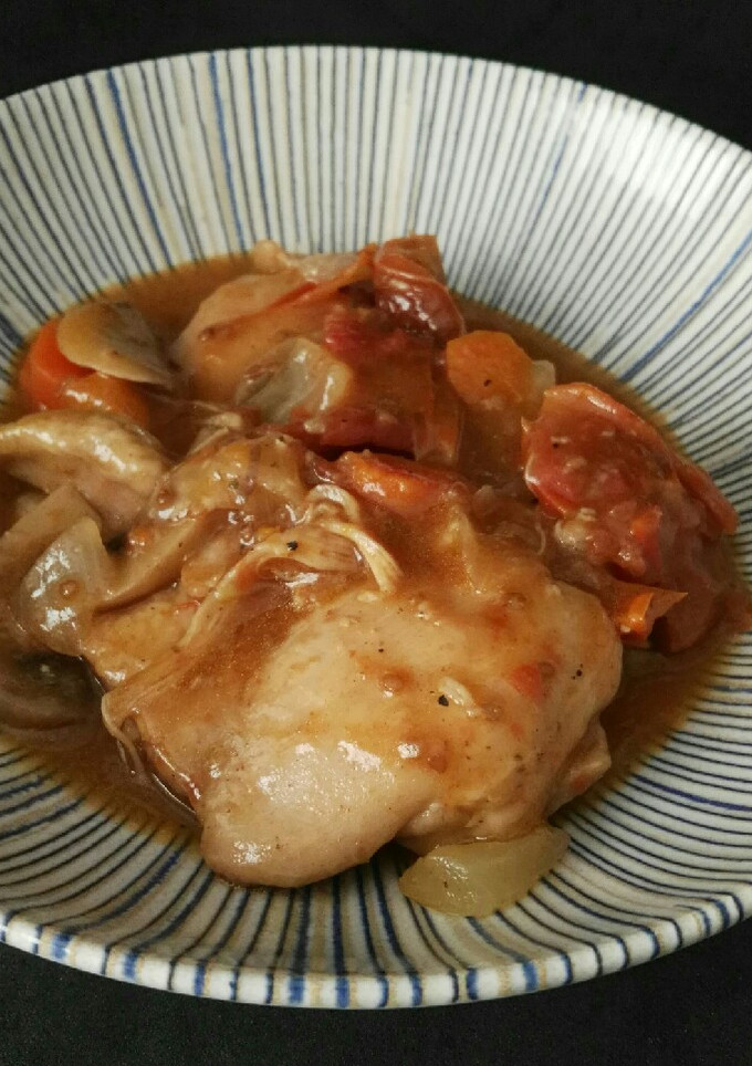 Una foto de Contramuslos de pollo guisados en salsa