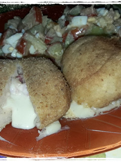 Una foto de Bombas de papa rellenas salame y muzzarella/jamón y muzzarella