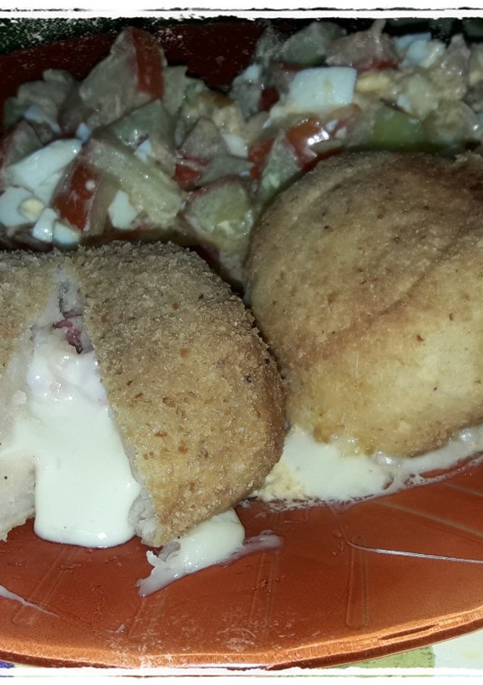 Una foto de Bombas de papa rellenas salame y muzzarella/jamón y muzzarella