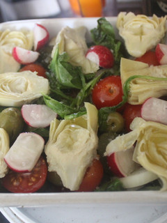 Una foto de Ensalada de canónigos con alcachofas, cherry, rábanos y más cosas