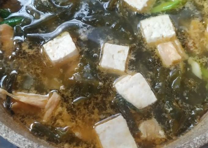 Cara Gampang Menyajikan Sup salmon miso rumput laut yang Menggugah Selera