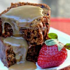 A picture of Sticky date pudding with caramel sauce (Puding kurma dengan saus karamel).