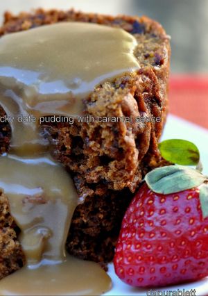 Foto resep Sticky date pudding with caramel sauce (Puding kurma dengan saus karamel)