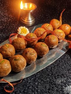 दाणेदार बेसन लाडू (besan ladoo recipe in marathi) रेसिपी चे मुख्य फोटो