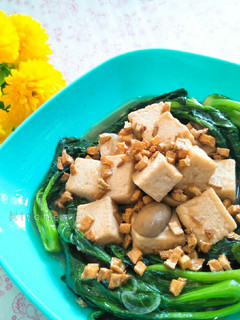 A picture of Stir Fried Chinese Kale with Tofu and Mushrooms.