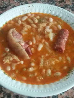 Una foto de Alubias blancas con repollo