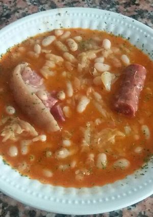 Una foto de Alubias blancas con repollo