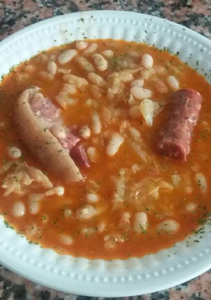 Una foto de Alubias blancas con repollo