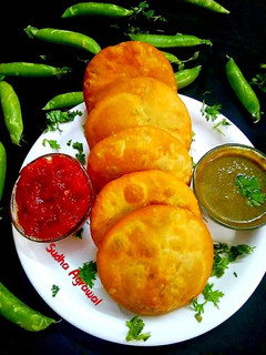 हरे मटर की खस्ता कचौड़ी (Hare matar ki khasta kachori recipe in Hindi) रेसिपी मुख्य फोटो