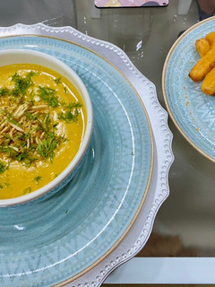 Una foto de Crema de Auyama con pollo
