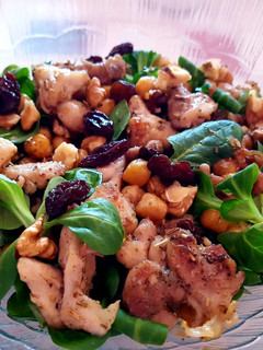 Una foto de Salteado de pollo con garbanzos, frutos secos y toque de curry