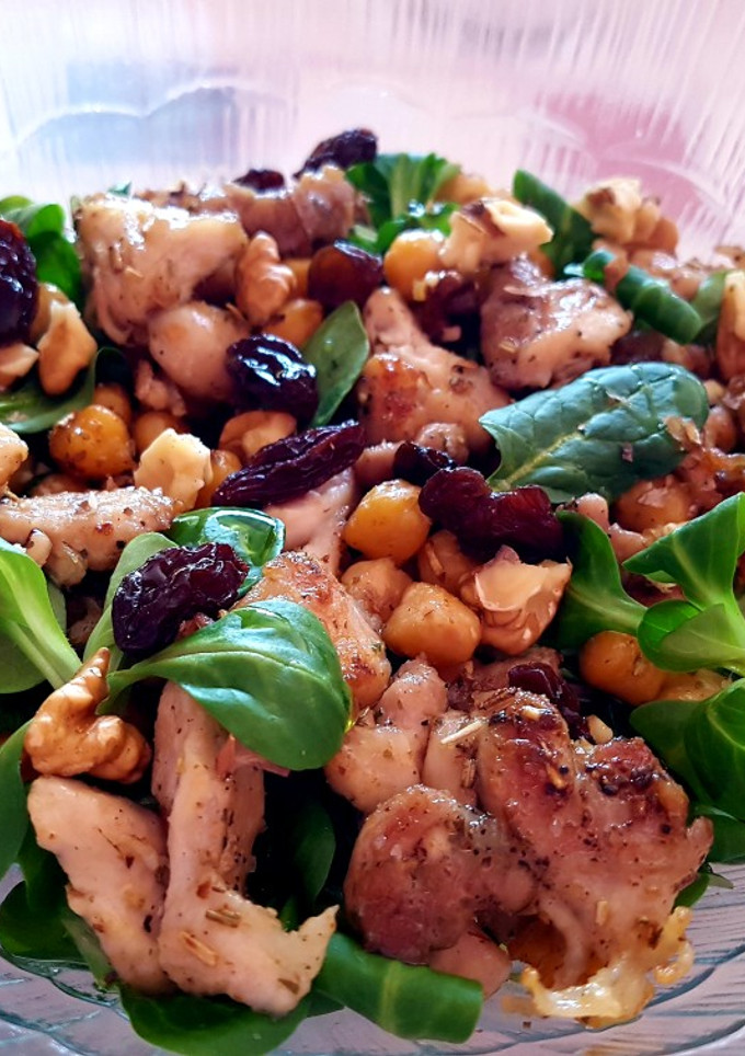 Una foto de Salteado de pollo con garbanzos, frutos secos y toque de curry