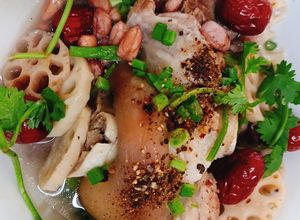 Hình của món Chân giò hầm củ sen.