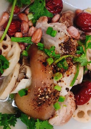 Hình của món Chân giò hầm củ sen.