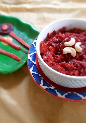 બીટ ગાજર હલવો (Beet Carrot Halwa Recipe In Gujarati) રેસીપી મુખ્ય ફોટો