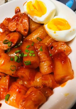 Hình của món Tokbokki làm từ bánh tráng.