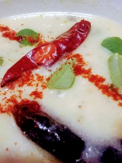 गुजराती कढ़ी (Gujarati kadhi recipe in Hindi) रेसिपी मुख्य फोटो