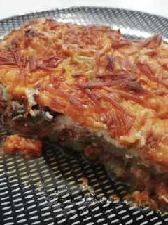 Una foto de Moussaka de berenjena y calabacín🍆🥒