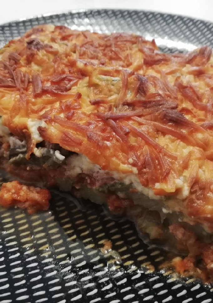 Una foto de Moussaka de berenjena y calabacín🍆🥒