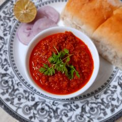 A picture of Soya keema masala with pav.