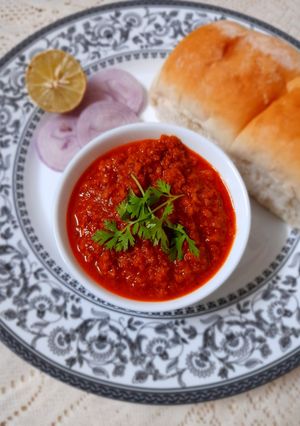A picture of Soya keema masala with pav.