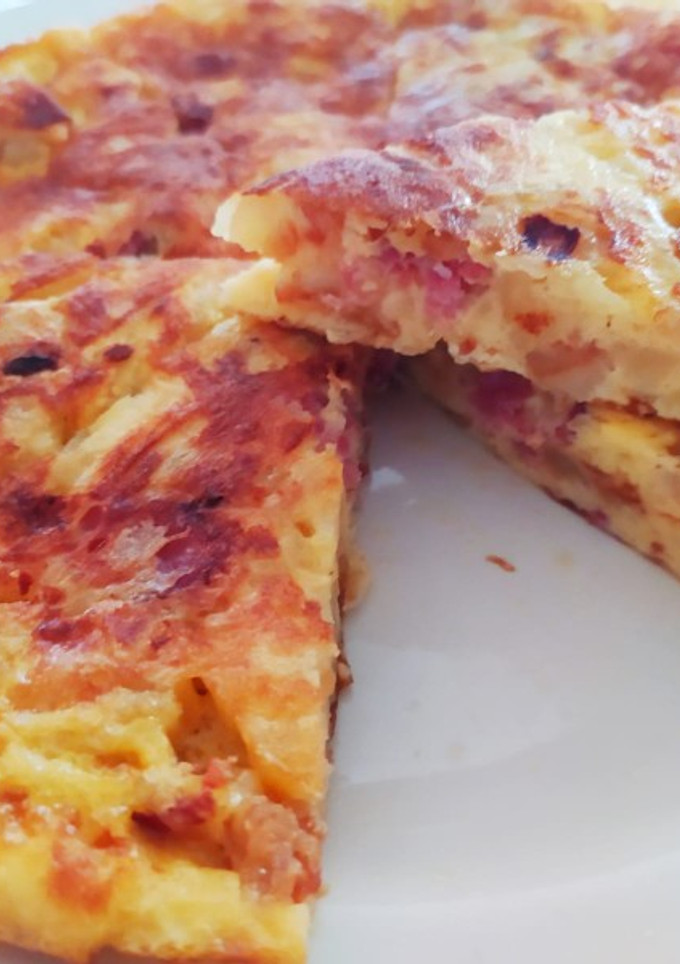 Una foto de Tortilla de papas con cebolla, bacon y queso 🥔🥚🧅🧀🥓