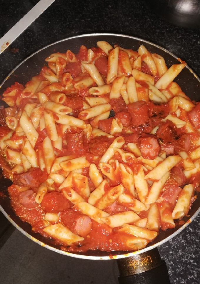 Una foto de Macarrones con orégano, pimienta negra y salchichas