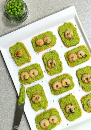 Una foto de Bocados de hummus de guisantes y gambas al ajillo