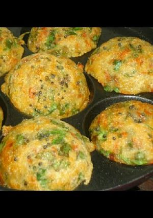 A picture of Palak and carrot appam.