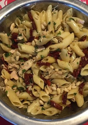 Une photo de Salade de minis pennes au thon,tomates séchées et pignons sauce herbes et figues