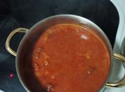 Una foto de garbanzos de bote con chorizo