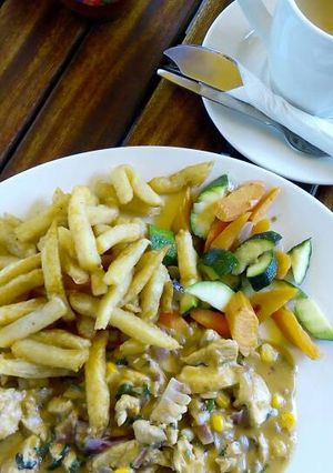 A picture of Chicken in peanut sauce.