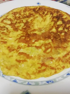 Una foto de Tortilla de calabacín, cebolla y huevo