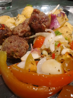 Una foto de Albóndigas con papas noisette y verduras al horno