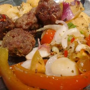 Albóndigas con papas noisette y verduras al horno