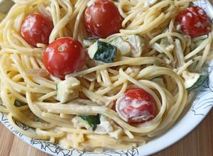 Une photo de Pâtes, sauce crémeuse au Philadelphia, courgettes et tomates cerises