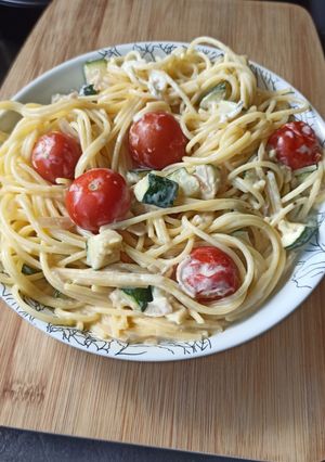 Une photo de Pâtes, sauce crémeuse au Philadelphia, courgettes et tomates cerises