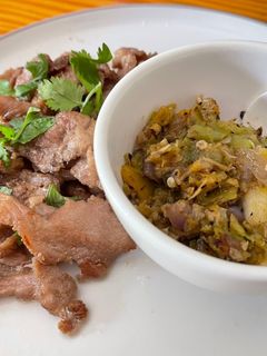 รูปของ น้ำพริกหนุ่มกับหมูทอดกระเทียมพริกไทย