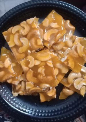 काजू चिक्की (kaju chikki recipe in hindi) रेसिपी मुख्य फोटो