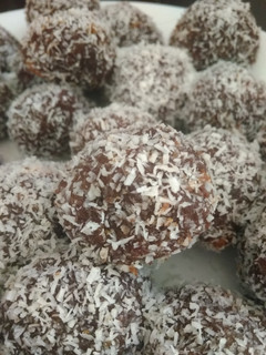Una foto de Bolitas de cocos🍰🍰