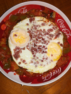 Una foto de Huevos a la plancha con jamón y pisto