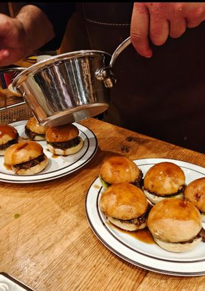 O poză a rețetei Mini Burger cu Coada de Vită și Sos Demiglace.